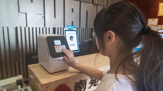 2025媒体管家：＂数字酒店＂推安心防疫新能力：超400家杭州酒店率先落地自助入住机