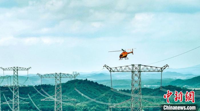 飞行器摇身变成“千里眼” 电力高空作业智能化
