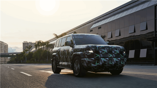 比亚迪F品牌首车内饰谍照曝光:大量机械按键满是战斗风 比亚迪F品牌首车内饰谍照曝光:大量机械按键满是战斗风