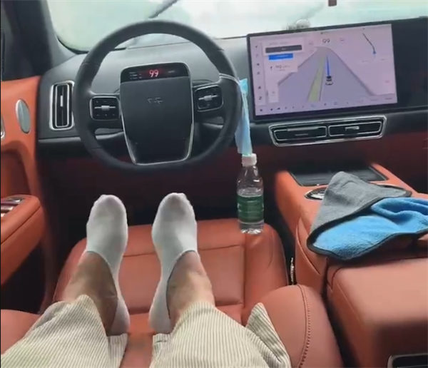 一理想车主雨天高速路躺平开车:用饮料瓶欺骗汽车“自动驾驶”