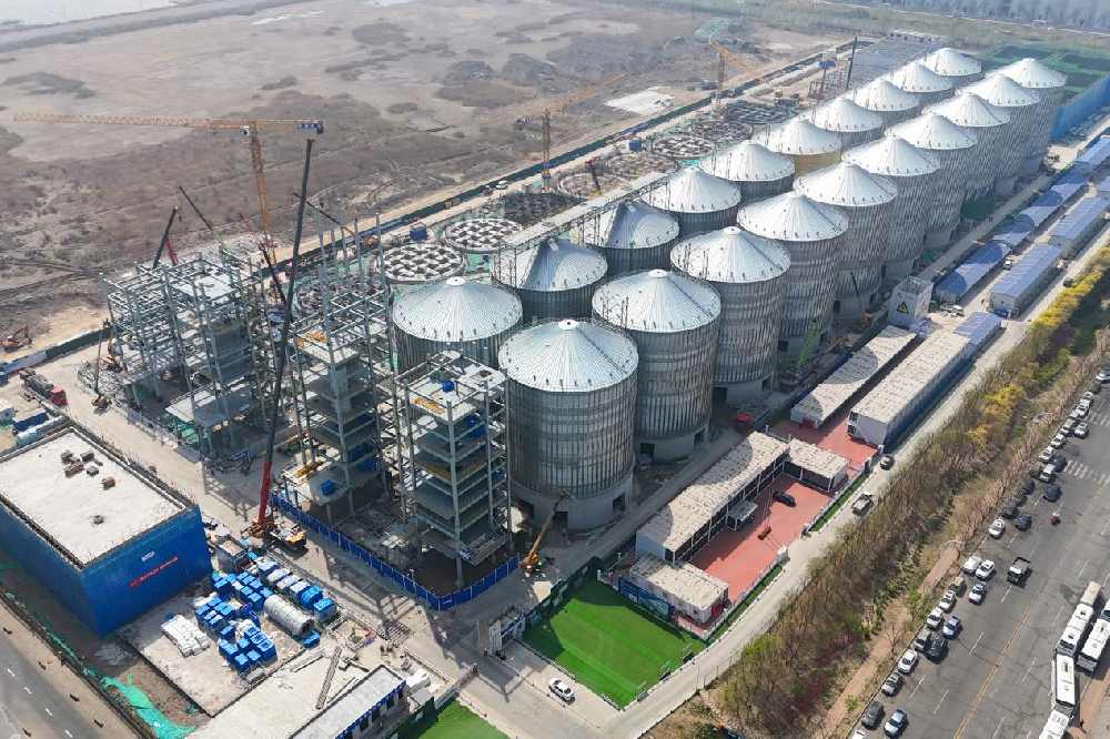 中冶天工临港现代粮食物流产业园区粮食仓储物流集散中心项目20座钢筒仓主体完工 中冶天工临港现代粮食物流产业园区粮食仓储物流集散中心项目20座钢筒仓主体完工