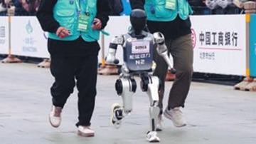 跑完“半马”还有运动会 机器人为啥都爱搞体育？