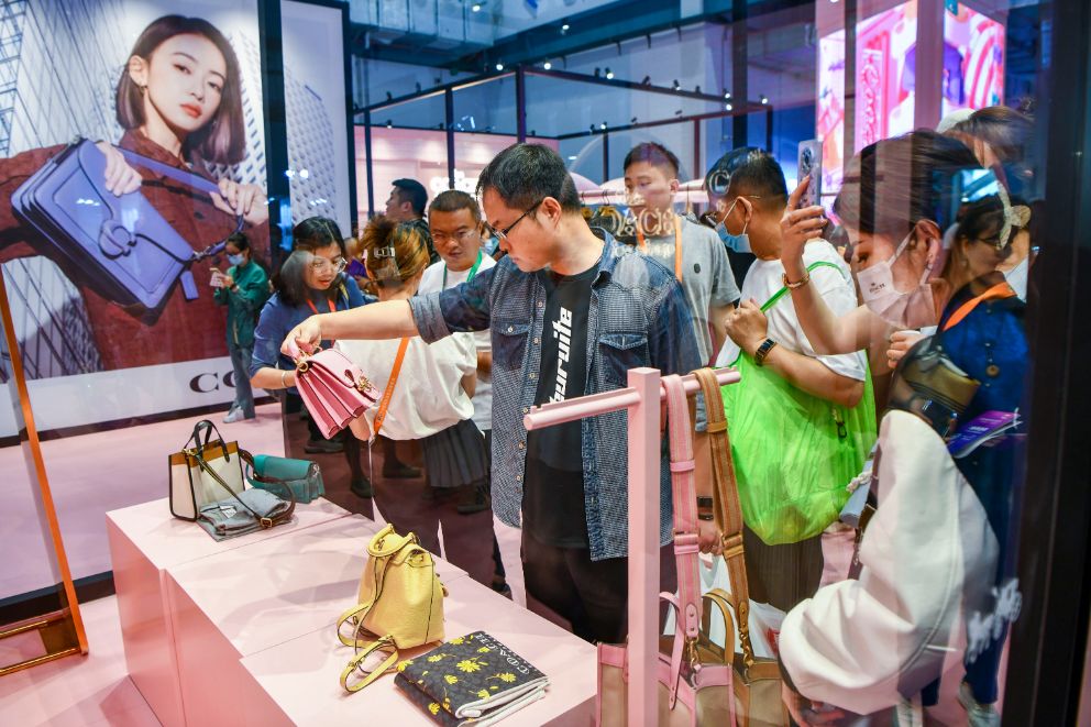 再度翻红！蔻驰成为母公司业绩增长“顶梁柱”