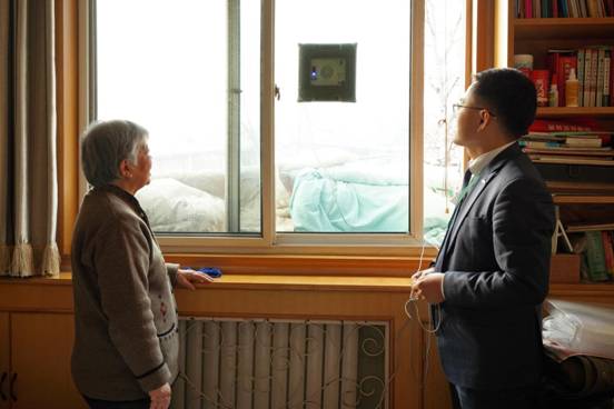 【新春走基层】擦玻璃、剪窗花、免费理发……经纪人志愿者陪社区老人迎新春