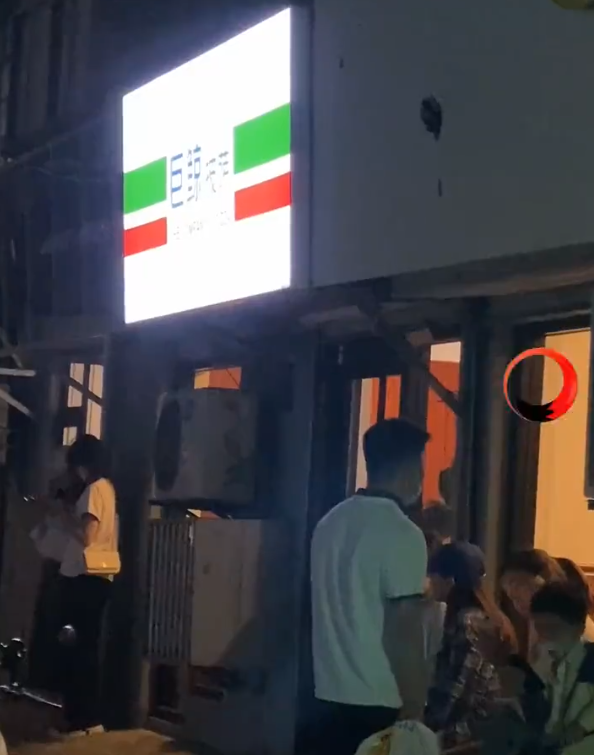 宝马冰淇淋事件后 徐州一餐厅被吐槽优先安排外国人：店员称他们听不懂中文