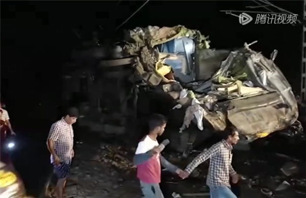 印度三辆列车相撞已致233死 直击事故救援现场 幸存者：十几个人压在我身上