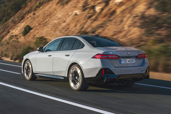 全新宝马5系发布：内饰、科技大升级 看眼后视镜就能自动变道