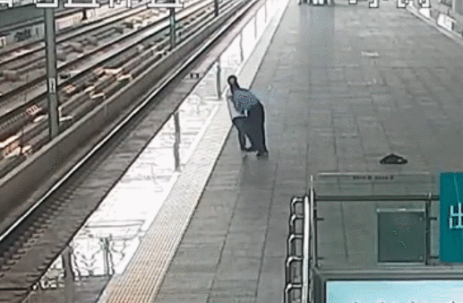 男子错过火车 竟猛摔女检票员 还咬人!拘留10天