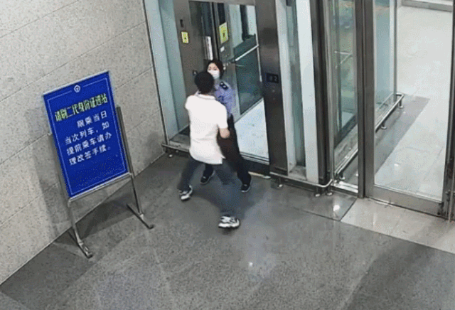男子错过火车 竟猛摔女检票员 还咬人!拘留10天