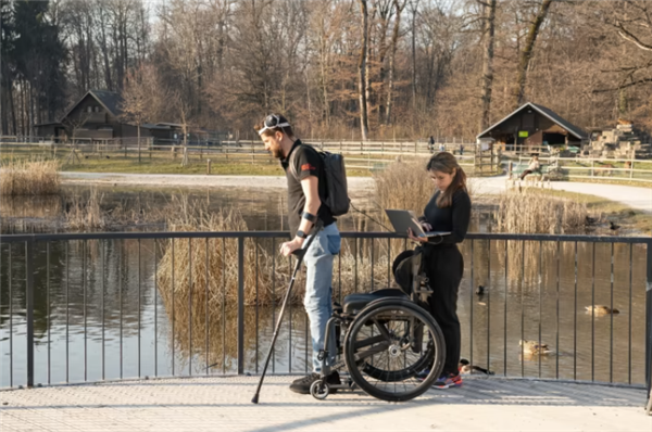 突破!脑脊接口让瘫痪者恢复独立行走