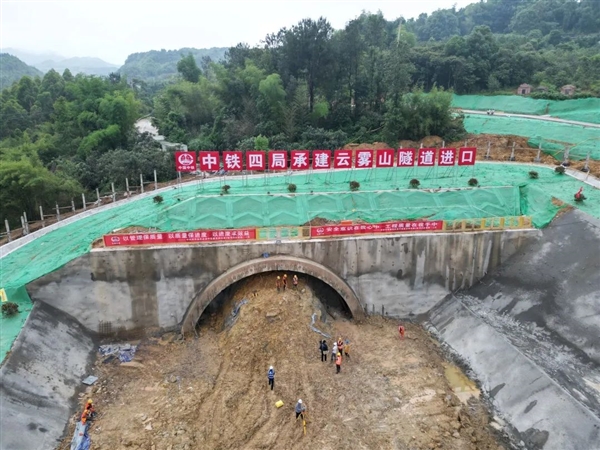 可提速400公里!成渝中线高铁两大隧道同时进洞