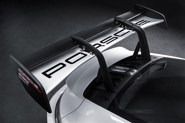 搭载4.0L水平对置发动机 300万的保时捷中国开卖：但不能上路