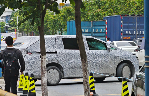 专为年轻人而来？何小鹏预告小鹏全新车型X9：“年轻态”MPV