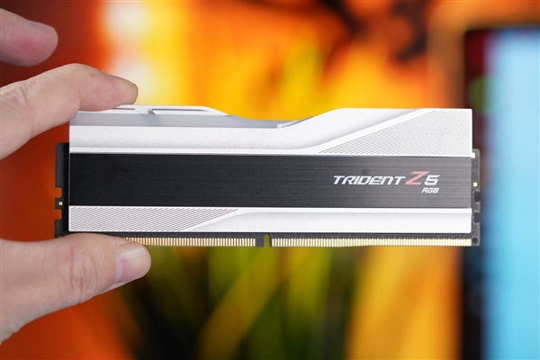 宛如超跑干练极致!芝奇幻锋戟Z5 RGB DDR5 7200 24GB内存图赏