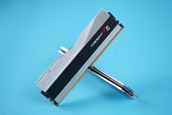 宛如超跑干练极致!芝奇幻锋戟Z5 RGB DDR5 7200 24GB内存图赏