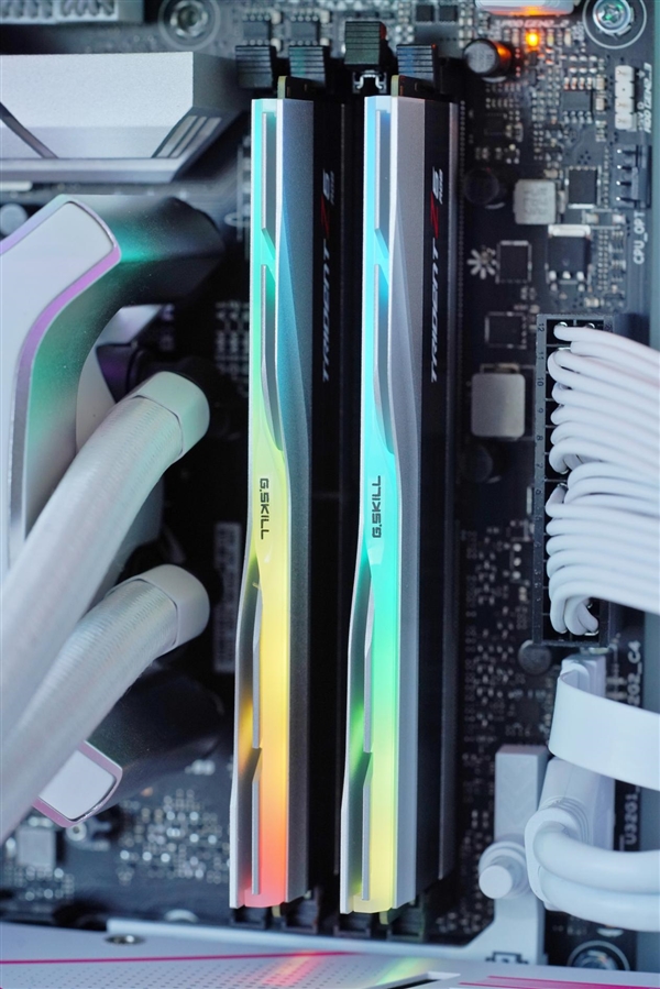 宛如超跑干练极致!芝奇幻锋戟Z5 RGB DDR5 7200 24GB内存图赏