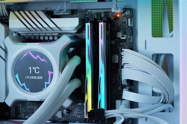 宛如超跑干练极致!芝奇幻锋戟Z5 RGB DDR5 7200 24GB内存图赏