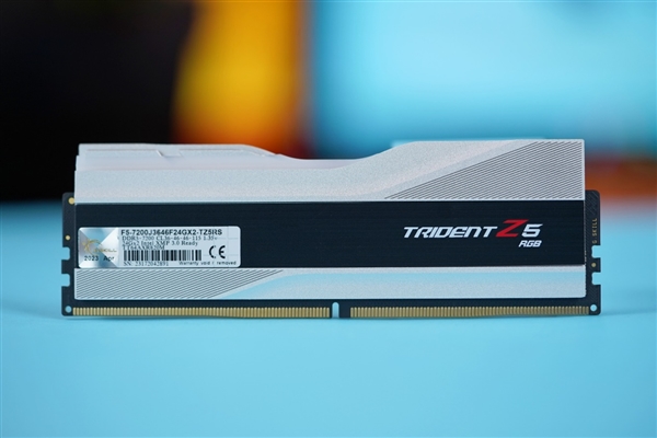 宛如超跑干练极致!芝奇幻锋戟Z5 RGB DDR5 7200 24GB内存图赏