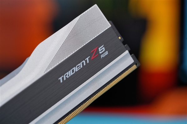 宛如超跑干练极致!芝奇幻锋戟Z5 RGB DDR5 7200 24GB内存图赏