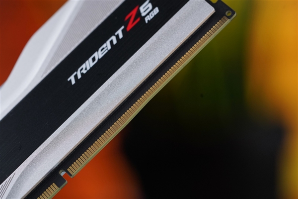 宛如超跑干练极致!芝奇幻锋戟Z5 RGB DDR5 7200 24GB内存图赏