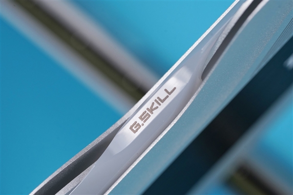 宛如超跑干练极致!芝奇幻锋戟Z5 RGB DDR5 7200 24GB内存图赏