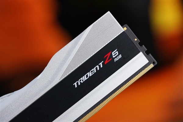 宛如超跑干练极致!芝奇幻锋戟Z5 RGB DDR5 7200 24GB内存图赏