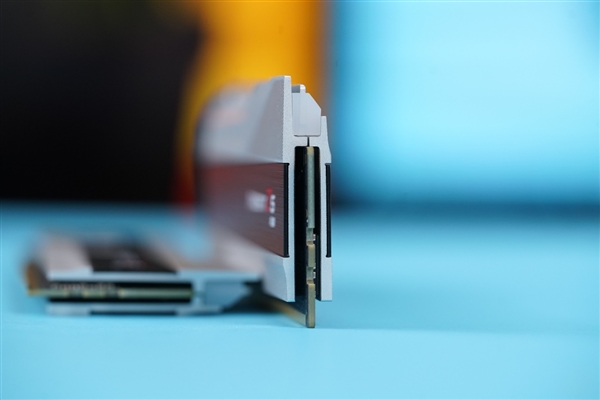 宛如超跑干练极致!芝奇幻锋戟Z5 RGB DDR5 7200 24GB内存图赏