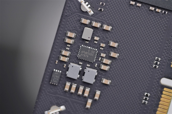 宛如超跑干练极致!芝奇幻锋戟Z5 RGB DDR5 7200 24GB内存图赏