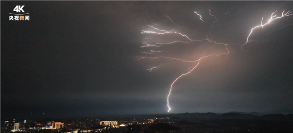 海南现震撼闪电 犹如在夜空爬行:火蛇般照亮夜空