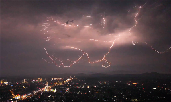 海南现震撼闪电 犹如在夜空爬行:火蛇般照亮夜空