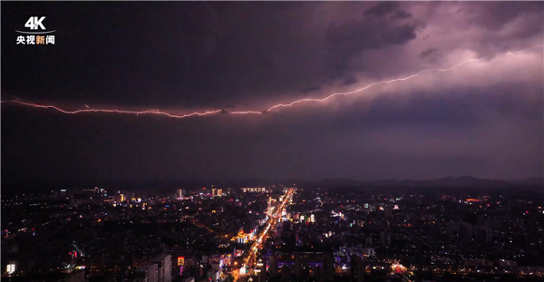 海南现震撼闪电 犹如在夜空爬行:火蛇般照亮夜空