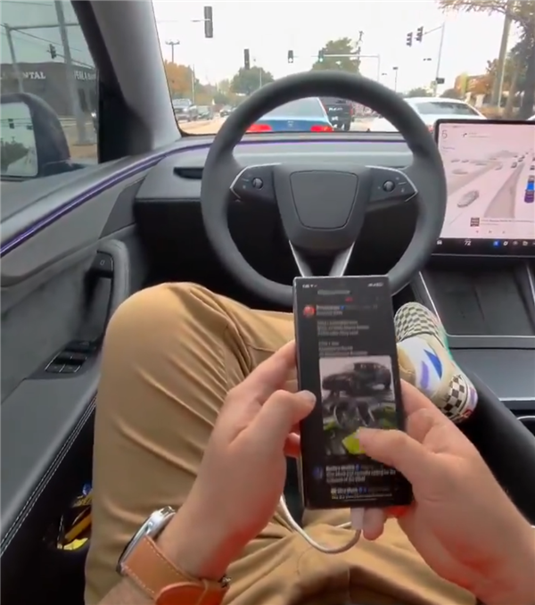 真自动驾驶!车主实测特斯拉FSD V14 全程玩手机没任何提示