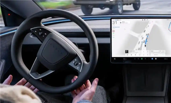 真自动驾驶!车主实测特斯拉FSD V14 全程玩手机没任何提示