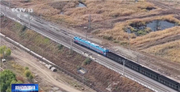 我国完成世界首次3.5万吨级重载群组列车开行试验:仅靠无线信号协同行驶