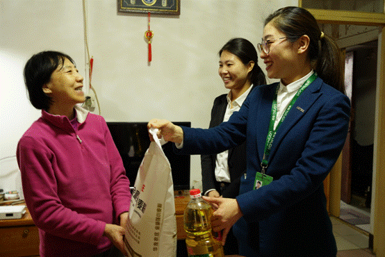 【新春走基层】擦玻璃、剪窗花、免费理发……经纪人志愿者陪社区老人迎新春(图5) 【新春走基层】擦玻璃、剪窗花、免费理发……经纪人志愿者陪社区老人迎新春(图5)