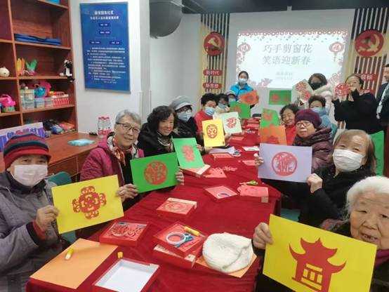 【新春走基层】擦玻璃、剪窗花、免费理发……经纪人志愿者陪社区老人迎新春(图3) 【新春走基层】擦玻璃、剪窗花、免费理发……经纪人志愿者陪社区老人迎新春(图3)