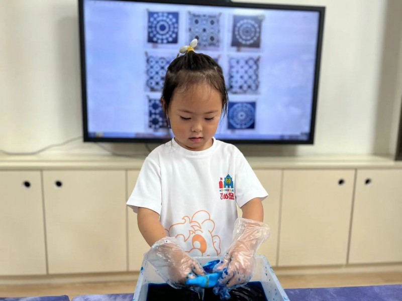 吉的堡幼儿园：非遗扎染初体验，绘就童年斑斓色彩(图5)