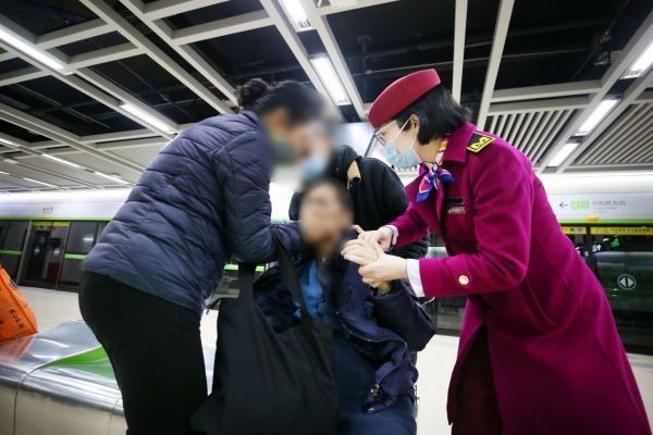 耄耋老人晕倒地铁站，他们紧停演练奔向站台