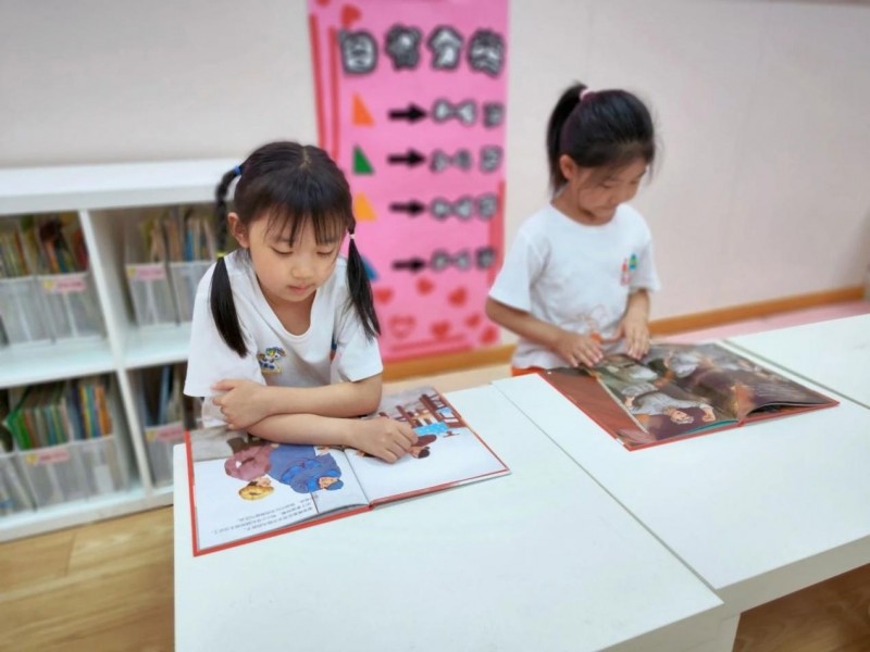 心爱的书,自然的甜 —— 吉的堡幼儿园读书月活动纪实(图2) 心爱的书,自然的甜 —— 吉的堡幼儿园读书月活动纪实(图2)