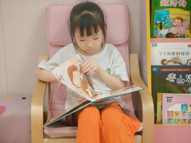 心爱的书,自然的甜 —— 吉的堡幼儿园读书月活动纪实(图4) 心爱的书,自然的甜 —— 吉的堡幼儿园读书月活动纪实(图4)