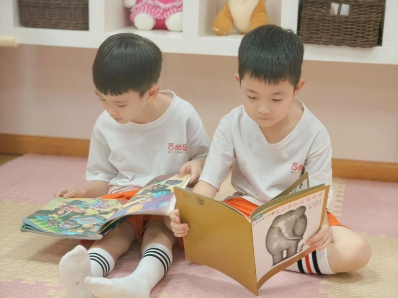 心爱的书,自然的甜 —— 吉的堡幼儿园读书月活动纪实(图3) 心爱的书,自然的甜 —— 吉的堡幼儿园读书月活动纪实(图3)