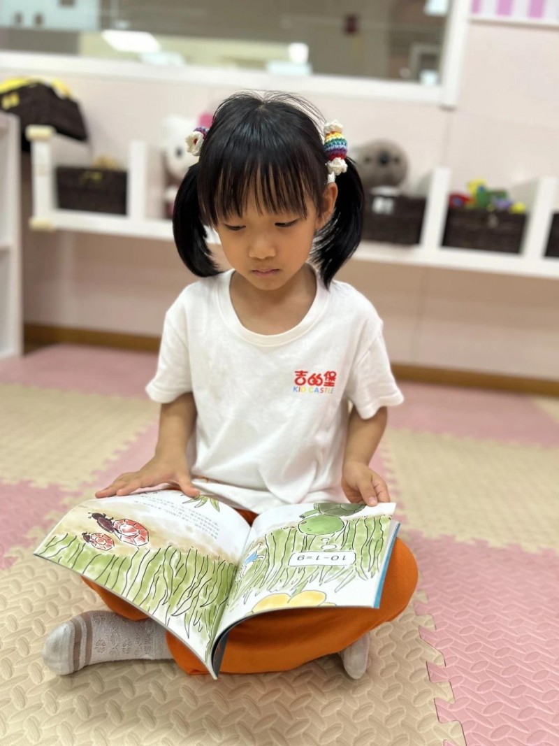 心爱的书,自然的甜 —— 吉的堡幼儿园读书月活动纪实(图5) 心爱的书,自然的甜 —— 吉的堡幼儿园读书月活动纪实(图5)