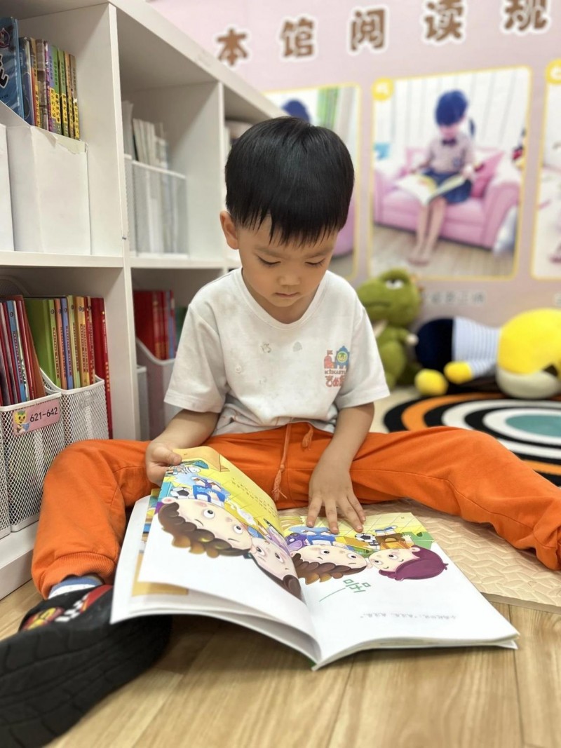 心爱的书,自然的甜 —— 吉的堡幼儿园读书月活动纪实(图6) 心爱的书,自然的甜 —— 吉的堡幼儿园读书月活动纪实(图6)